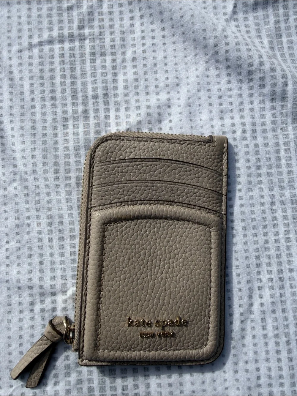 kate spade taupe pebbled leather zip card holder with gold logo